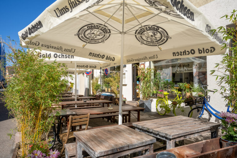Terrasse von Asia Van mit Holztischen