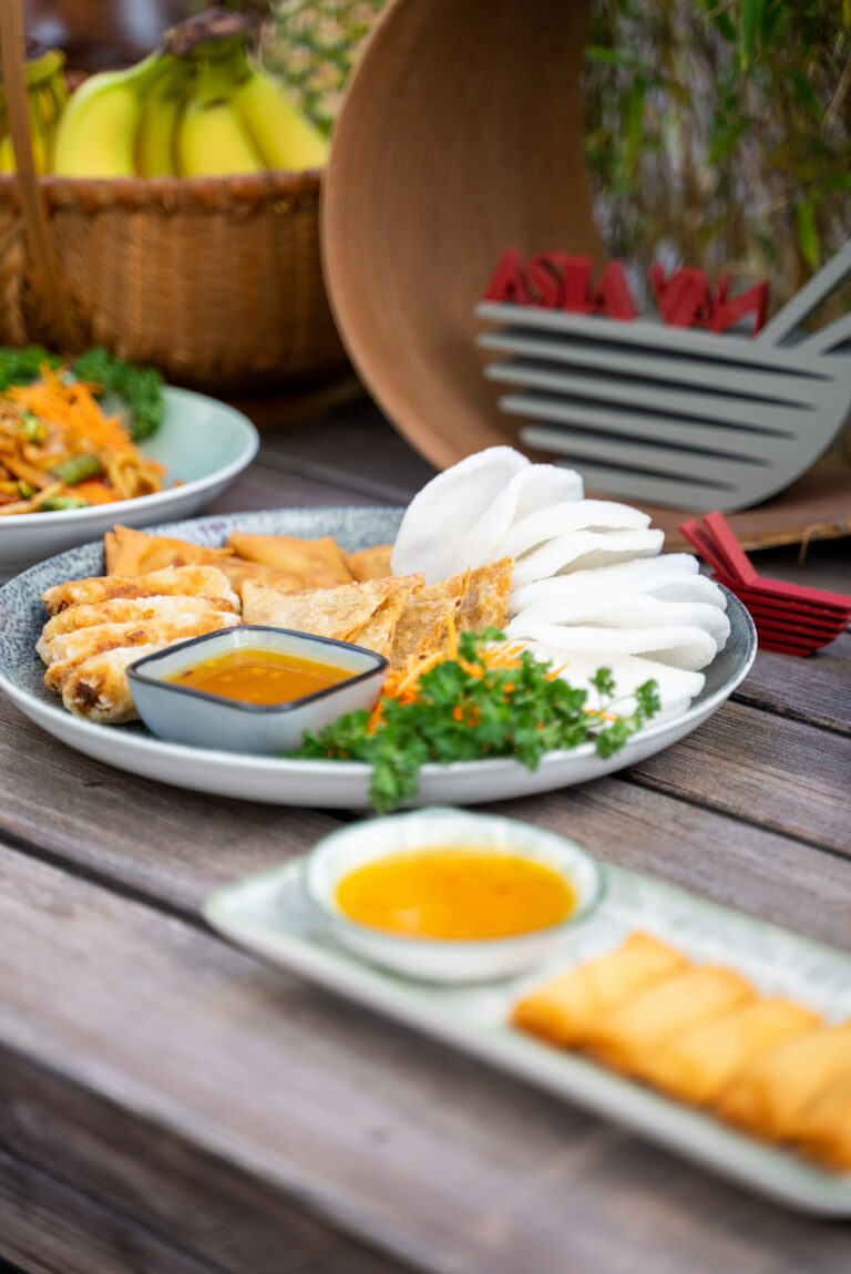 Vorspeisenteller mit Frühlingsrollen und Krabbenchips