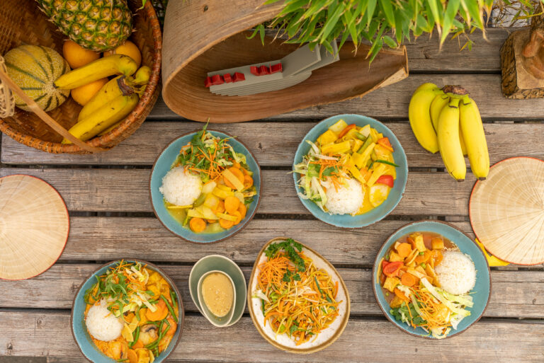 Bunte Curry-Gerichte mit Reis