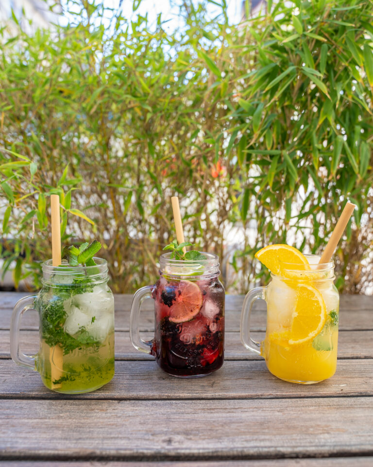Homemade Drinks in Einmachglas-Bechern